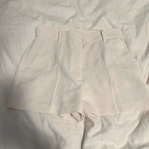 ARITZIA WILFRED pleated 3 in shorts